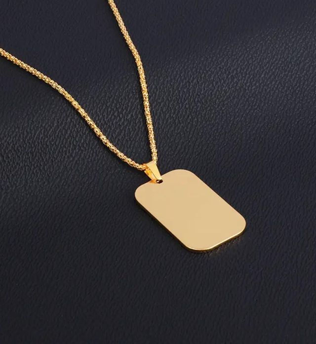 Collar con dije personalizado color oro.