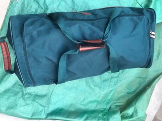 Bolsa viaje verde con una banda marron ruedas