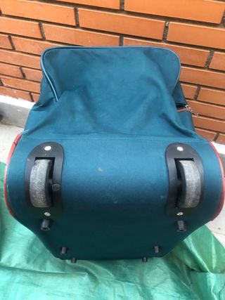 Bolsa viaje verde con una banda marron ruedas