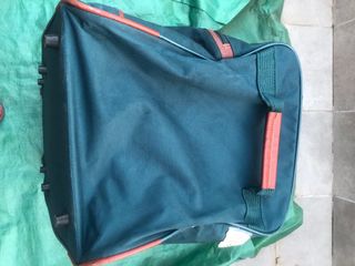 Bolsa viaje verde con una banda marron ruedas