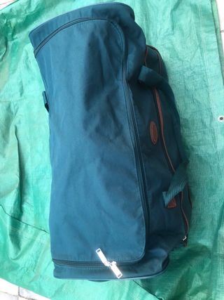Bolsa viaje verde con una banda marron ruedas