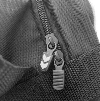 Mochila Hummel + Botella Termo Bergner GRATIS