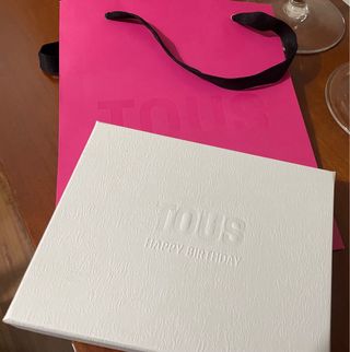 Monedero Tous beige y dorado y atomizador