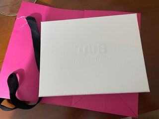 Monedero Tous beige y dorado y atomizador