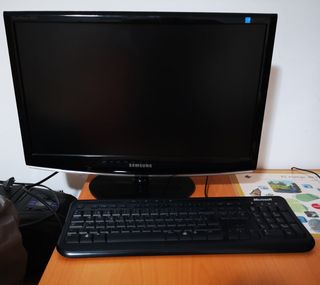 Torre PC azul y blanca, monitor y teclado. Buen es