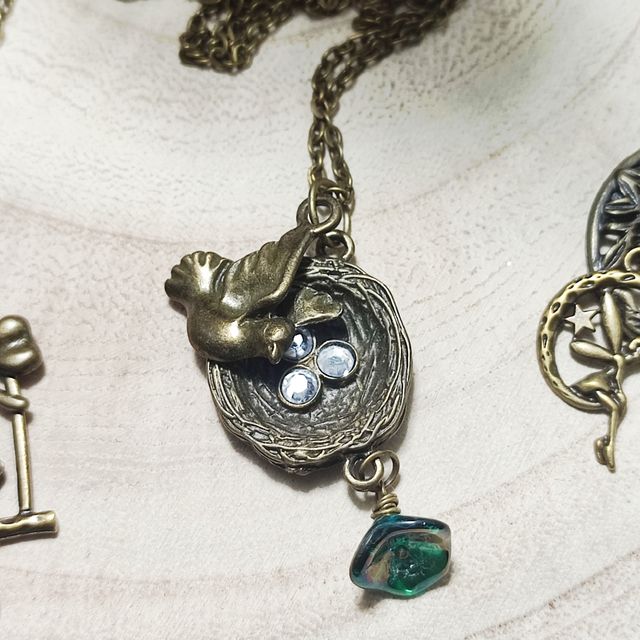 Collana con nido d'uccello