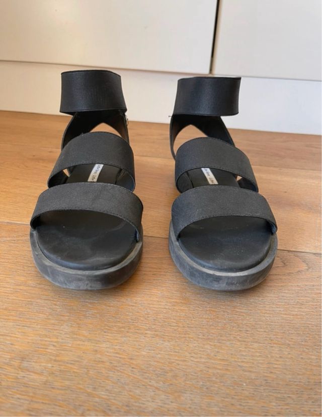 Sandalias planas negras de & Other Stories.