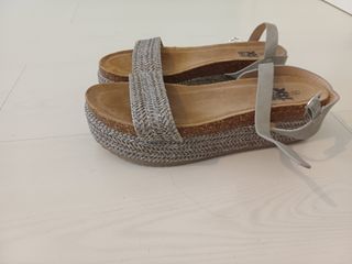 Sandalias XTI grises con plataforma.
