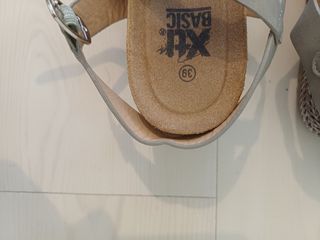 Sandalias XTI grises con plataforma.