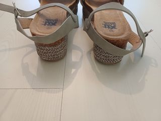 Sandalias XTI grises con plataforma.