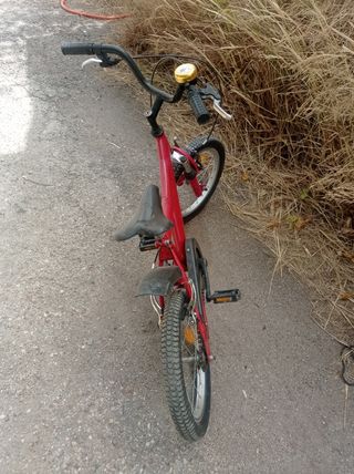Bicicleta roja niño
