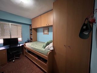 Habitación juvenil:cama nido,armarios y escritorio