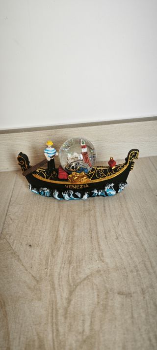 Souvenir Venezia: Gondola con sfera di neve