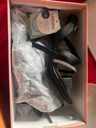 Sandalias negras brillantes