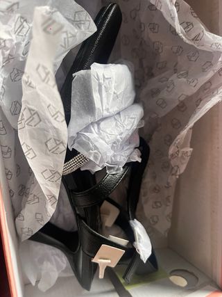 Sandalias negras brillantes