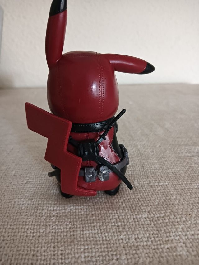 Figura Pikachu disfrazado de Deadpool
