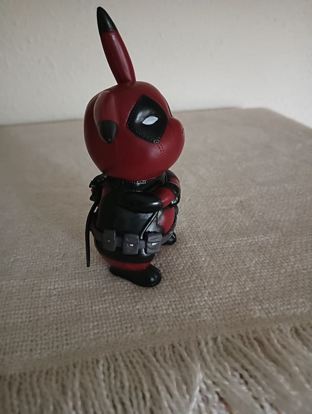 Figura Pikachu disfrazado de Deadpool