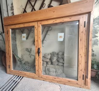 Ventana aluminio madera imitación.