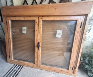 Ventana aluminio madera imitación.