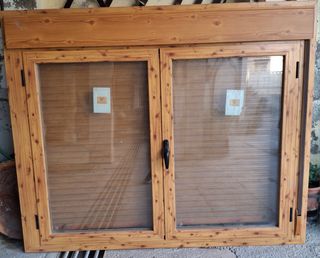 Ventana aluminio madera imitación.