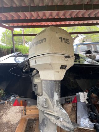 Lancha rápida GT 150 roja