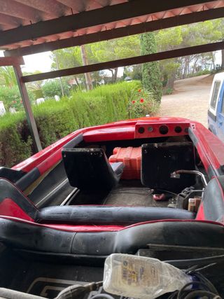 Lancha rápida GT 150 roja