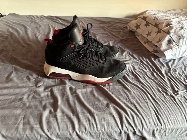 Air Jordan Max Aura 200 Negras/Rojas de segunda mano por 30 EUR