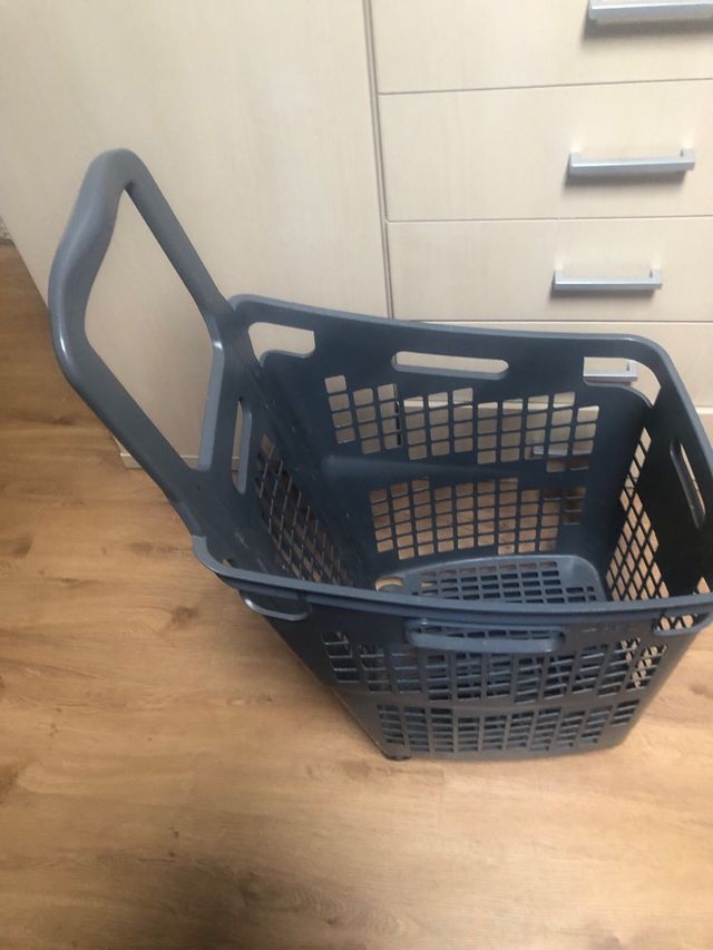 Carro de la compra con ruedas ideal para camping.