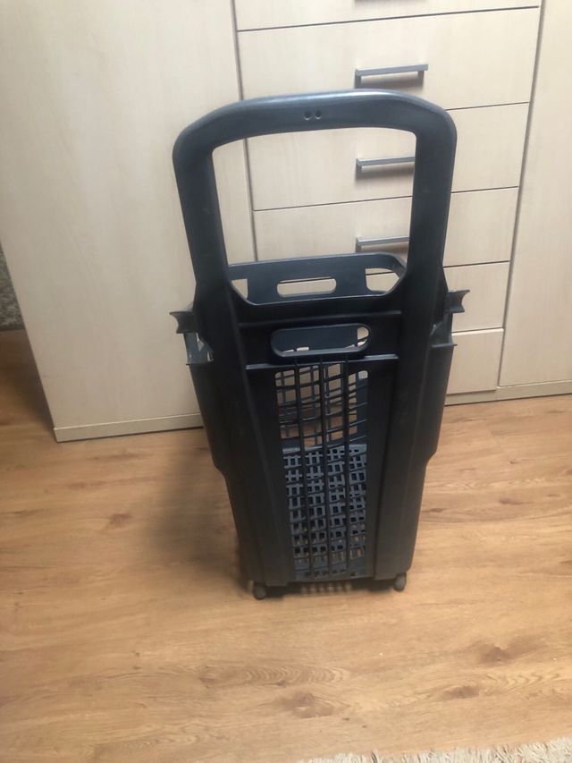 Carro de la compra con ruedas ideal para camping.