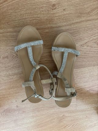 Sandalias beige brillantes tacón