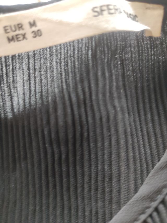 Blusa negra plisada manga larga