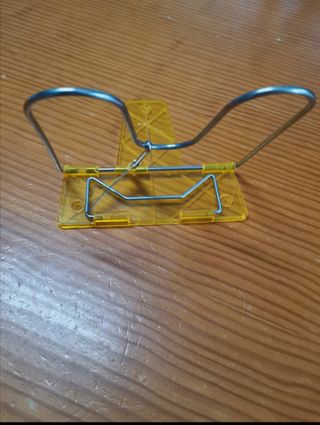 Atril lectura metal amarillo nuevo