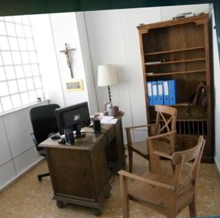 Oficina despacho madera: mesa, 2 sillas, librería.