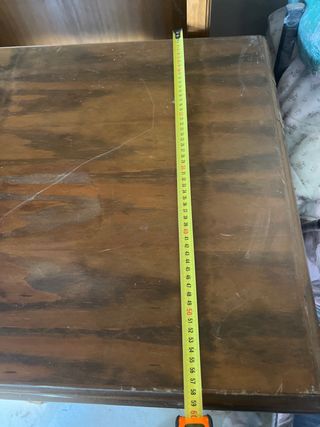 Oficina despacho madera: mesa, 2 sillas, librería.