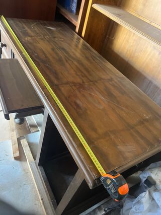 Oficina despacho madera: mesa, 2 sillas, librería.