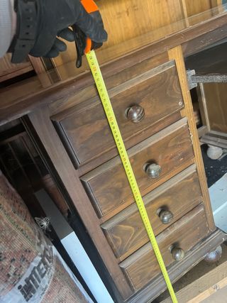 Oficina despacho madera: mesa, 2 sillas, librería.