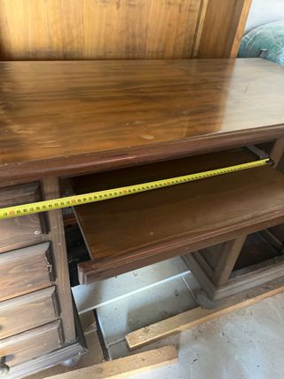 Oficina despacho madera: mesa, 2 sillas, librería.