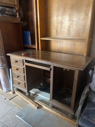 Oficina despacho madera: mesa, 2 sillas, librería.