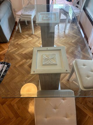 Mesa cristal con columnas mármol travertino.