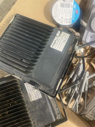 2 Focos LED 20W IP65 + Material Eléctrico