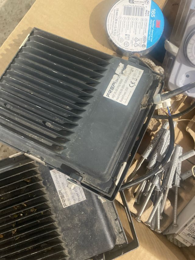 2 Focos LED 20W IP65 + Material Eléctrico