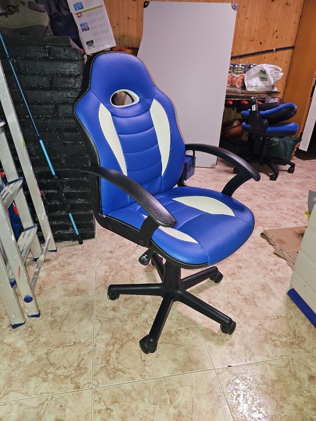 Silla gaming azul y blanca