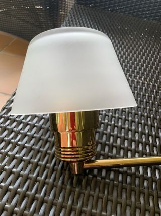 Lámpara articulada pared dorada. Pantalla cristal.