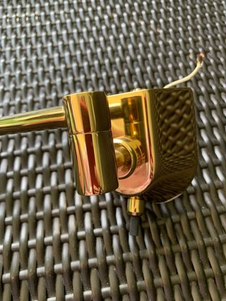 Lámpara articulada pared dorada. Pantalla cristal.