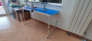 Set tavolo da campeggio e spille. 