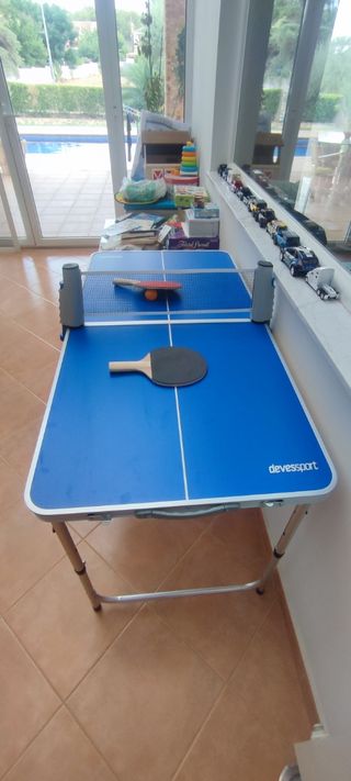 Set tavolo da campeggio e spille. 
