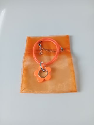 Collana con ciondolo a fiore