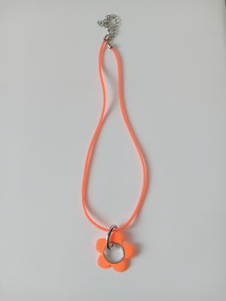 Collana con ciondolo a fiore