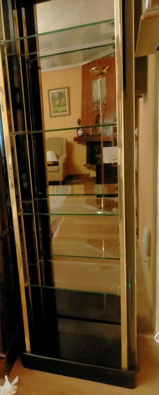 Vitrina negra con los bordes dorados.