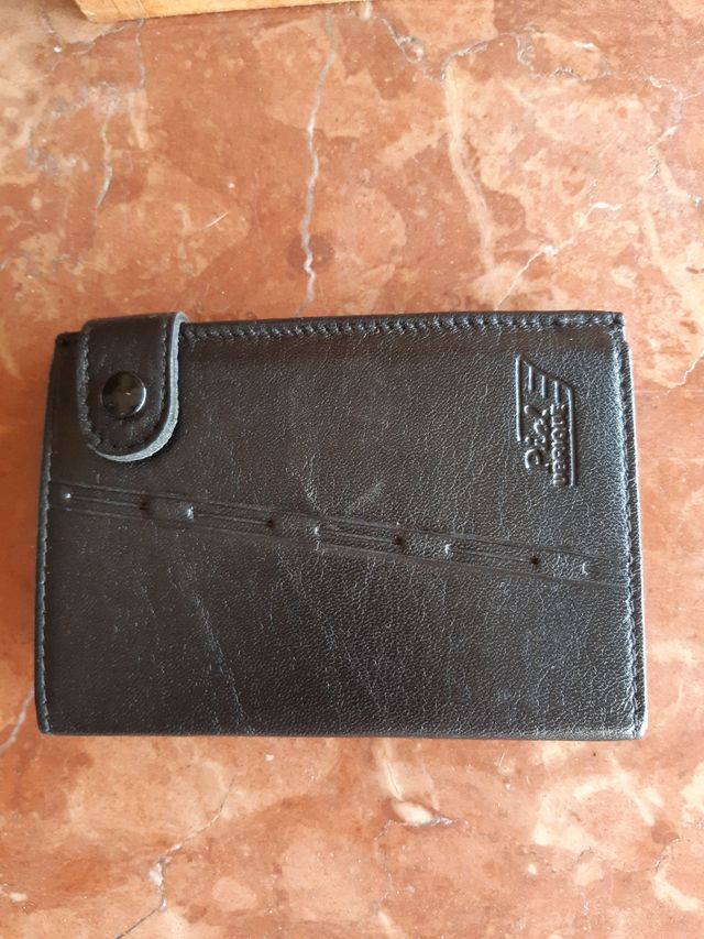 Billetera Piel Marrón muy oscuro.